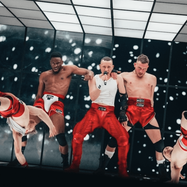 Eurovision 2024, Olly Alexander alle prove in una palestra post-apocalittica che trasuda omoerotismo con Dizzy (VIDEO e FOTO) - Olly Alexander Eurovision 2024 foto - Gay.it