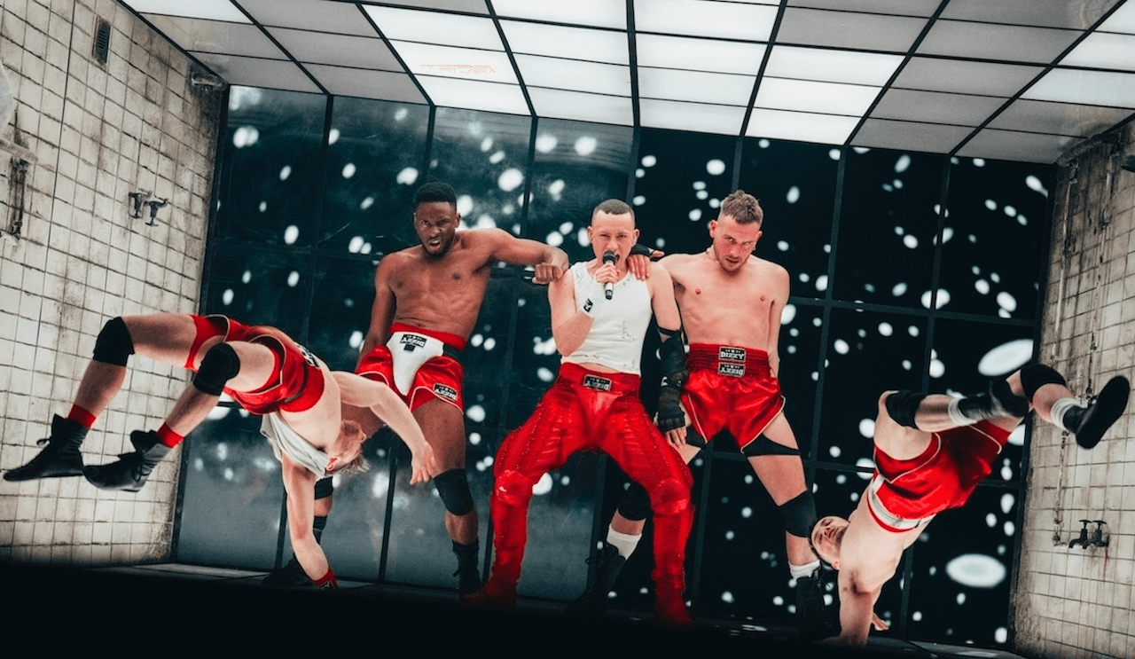 Eurovision 2024, Olly Alexander alle prove in una palestra post-apocalittica che trasuda omoerotismo con Dizzy (VIDEO e FOTO)