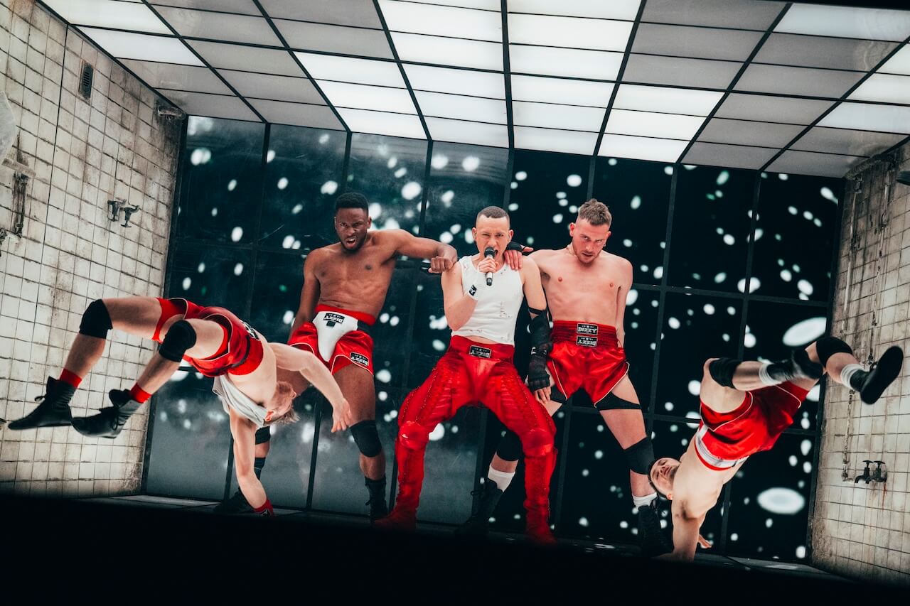 Eurovision 2024, Olly Alexander alle prove in una palestra post-apocalittica che trasuda omoerotismo con Dizzy (VIDEO e FOTO) - Gay.it