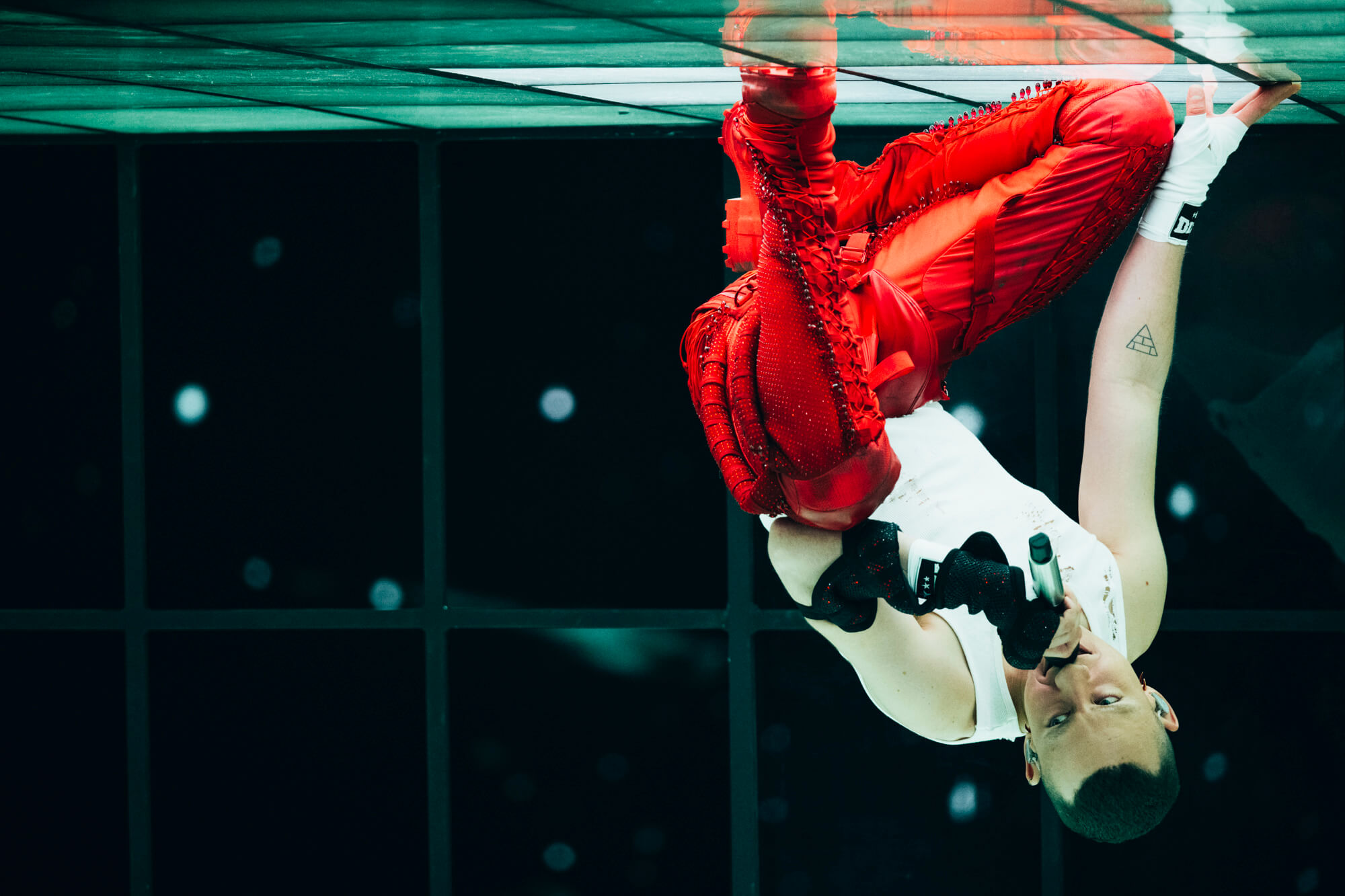 Eurovision 2024, Olly Alexander alle prove in una palestra post-apocalittica che trasuda omoerotismo con Dizzy (VIDEO e FOTO) - Gay.it