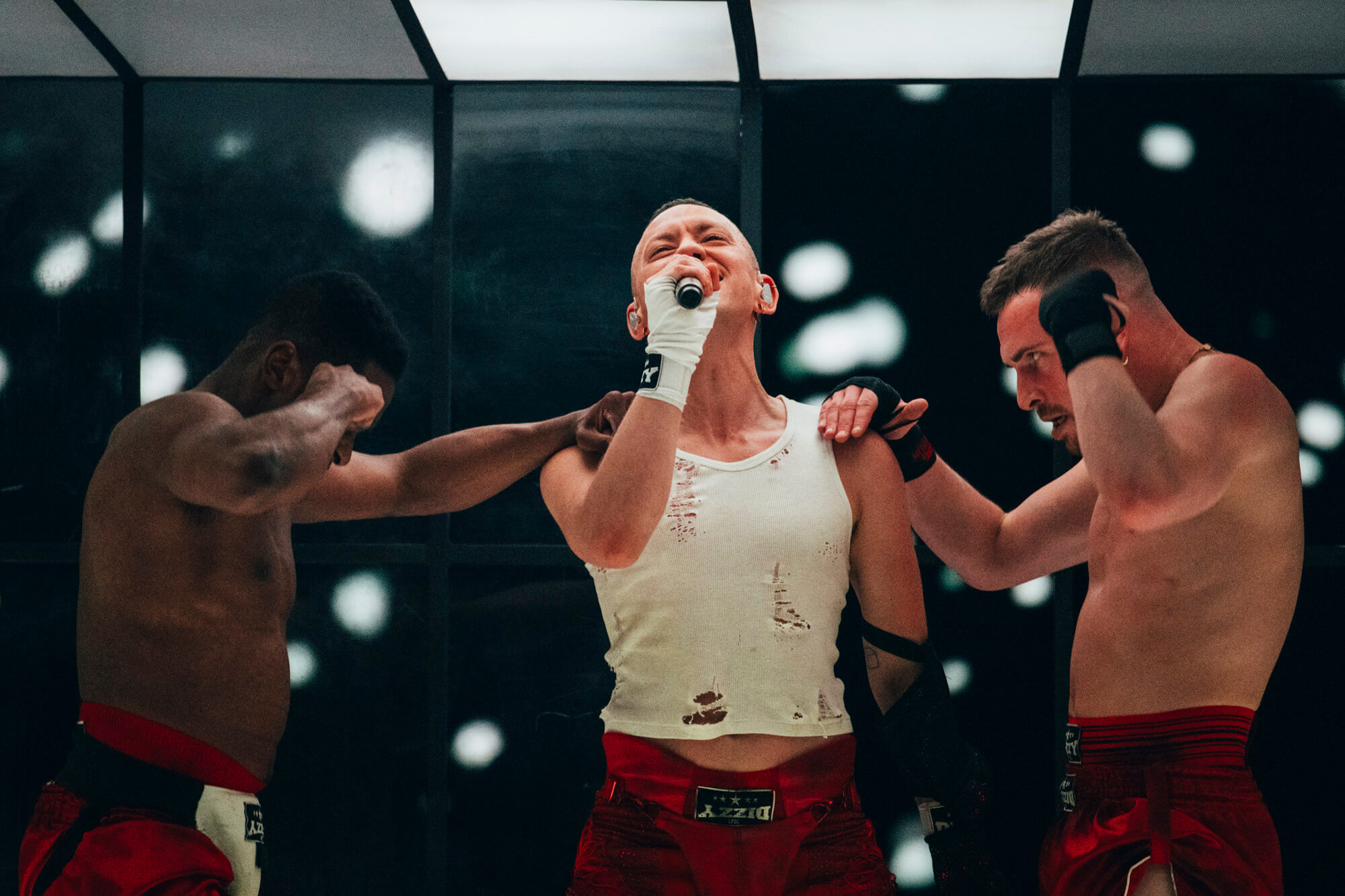 Eurovision 2024, Olly Alexander alle prove in una palestra post-apocalittica che trasuda omoerotismo con Dizzy (VIDEO e FOTO) - Gay.it