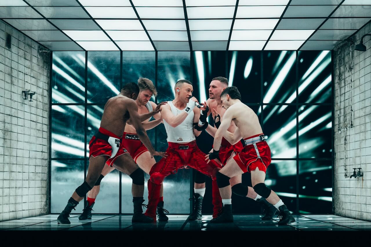 Eurovision 2024, Olly Alexander alle prove in una palestra post-apocalittica che trasuda omoerotismo con Dizzy (VIDEO e FOTO) - Gay.it