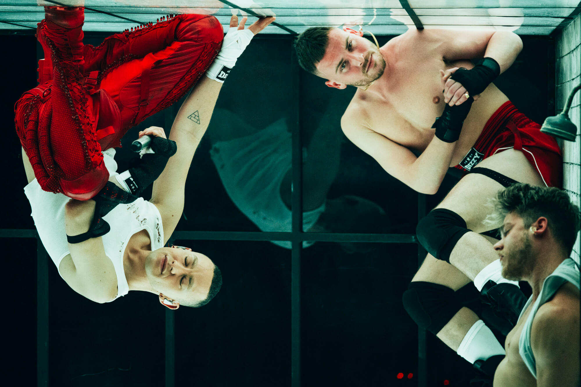 Eurovision 2024, Olly Alexander alle prove in una palestra post-apocalittica che trasuda omoerotismo con Dizzy (VIDEO e FOTO) - Gay.it