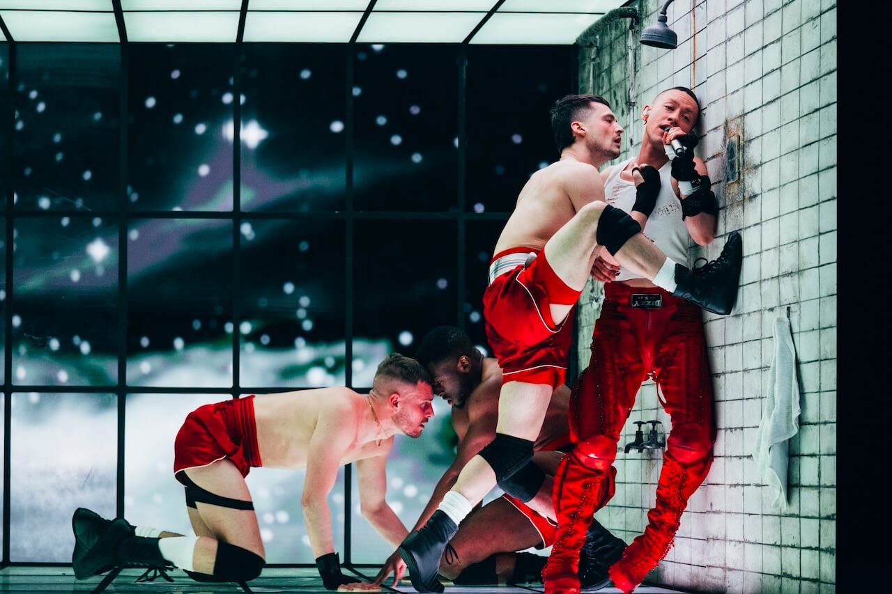 Eurovision 2024, Olly Alexander alle prove in una palestra post-apocalittica che trasuda omoerotismo con Dizzy (VIDEO e FOTO) - Gay.it