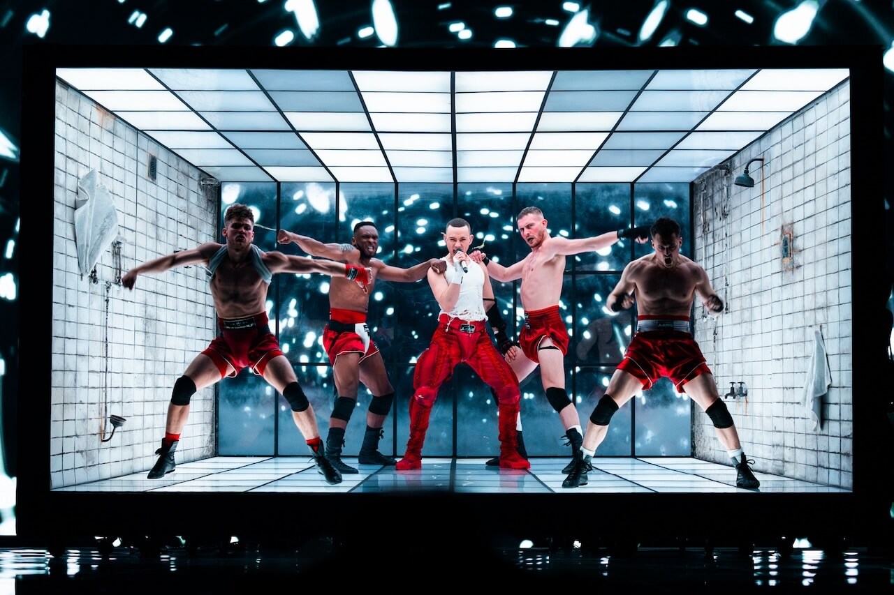 Eurovision 2024, Olly Alexander alle prove in una palestra post-apocalittica che trasuda omoerotismo con Dizzy (VIDEO e FOTO) - Olly Alexander rehearsing Dizzy for United Kingdom at the Second Rehearsal of the First Semi Final at Malmo Arena - Gay.it