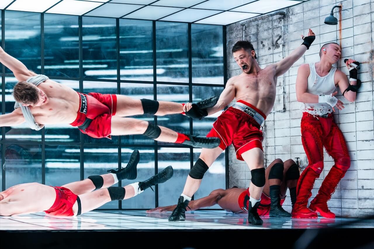 Eurovision 2024, Olly Alexander alle prove in una palestra post-apocalittica che trasuda omoerotismo con Dizzy (VIDEO e FOTO) - Olly Alexander rehearsing Dizzy for United Kingdom at the Second Rehearsal of the First Semi Final at Malmo Arena1 - Gay.it