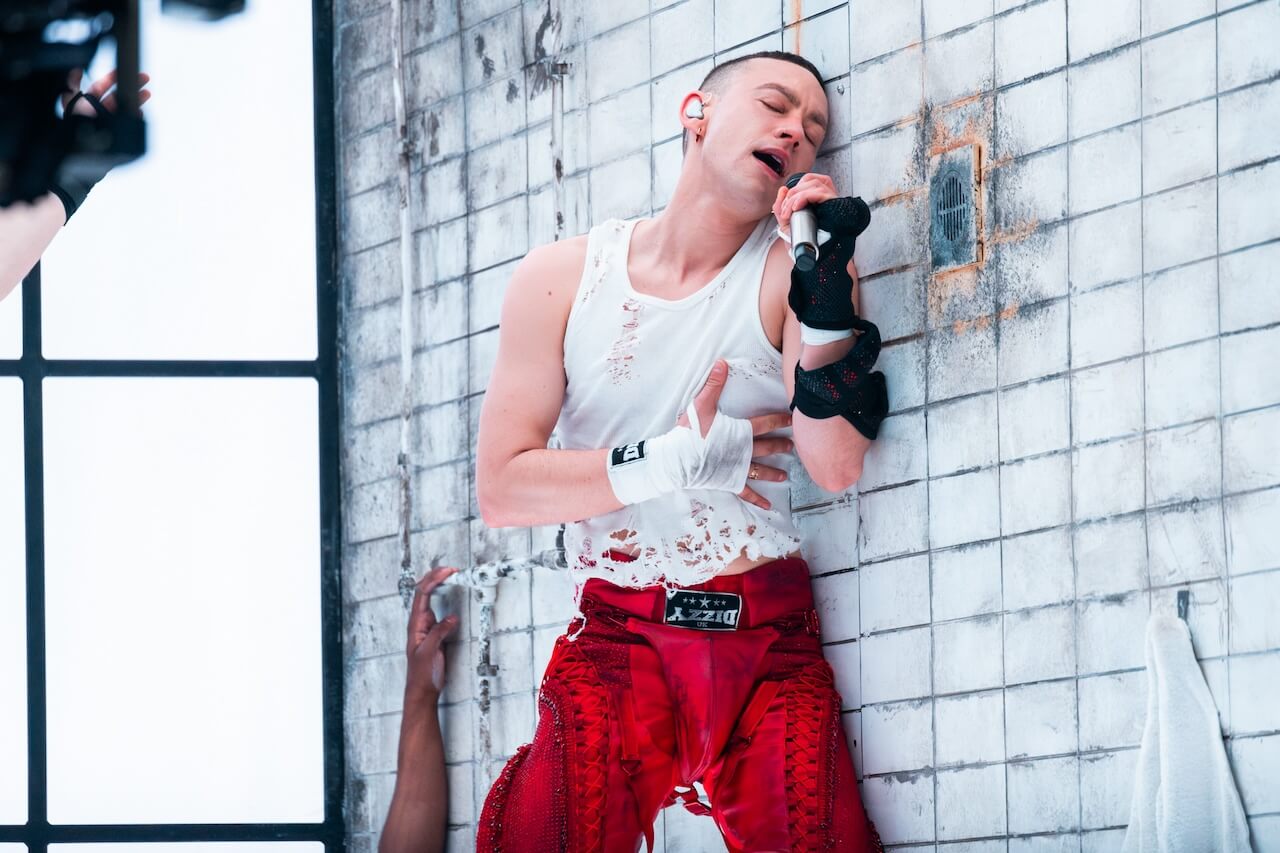 Eurovision 2024, Olly Alexander alle prove in una palestra post-apocalittica che trasuda omoerotismo con Dizzy (VIDEO e FOTO) - Olly Alexander rehearsing Dizzy for United Kingdom at the Second Rehearsal of the First Semi Final at Malmo Arena3 - Gay.it