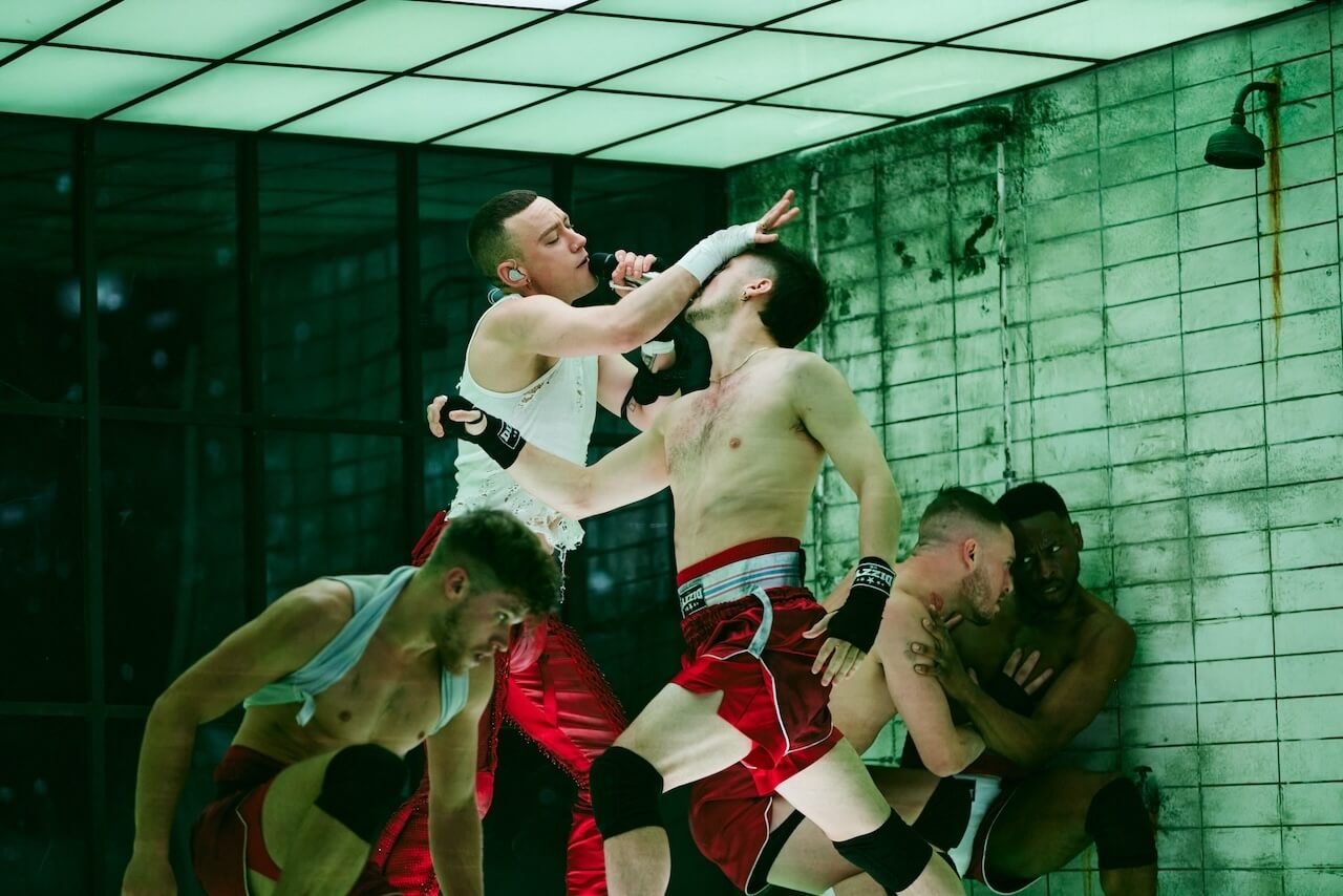 Eurovision 2024, Olly Alexander alle prove in una palestra post-apocalittica che trasuda omoerotismo con Dizzy (VIDEO e FOTO) - Gay.it