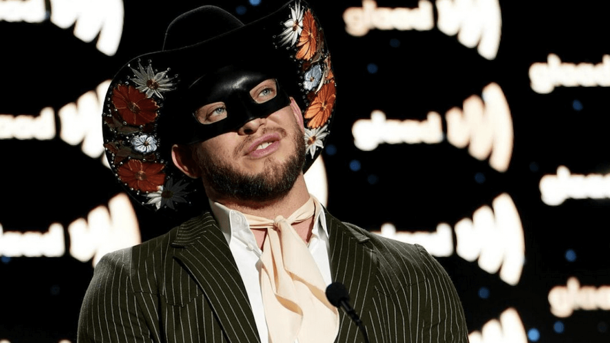 Orville Peck presenta il fidanzato William Mikelson: “Grazie per avermi incoraggiato a essere me stesso” (VIDEO)