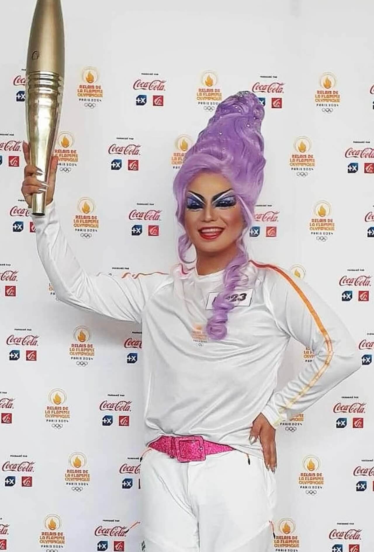 Parigi 2024, le drag queen Minima Gesté, Miss Martini e Nicky Doll sfilano con la torcia olimpica - Parigi 2024 Miss Martini - Gay.it