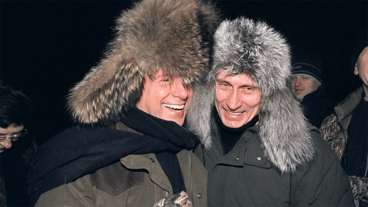 Tra Berlusconi e Putin “un legame di omosessualità psicologica”: Vladimir donò un cuore di capriolo a Silvio, che vomitò
