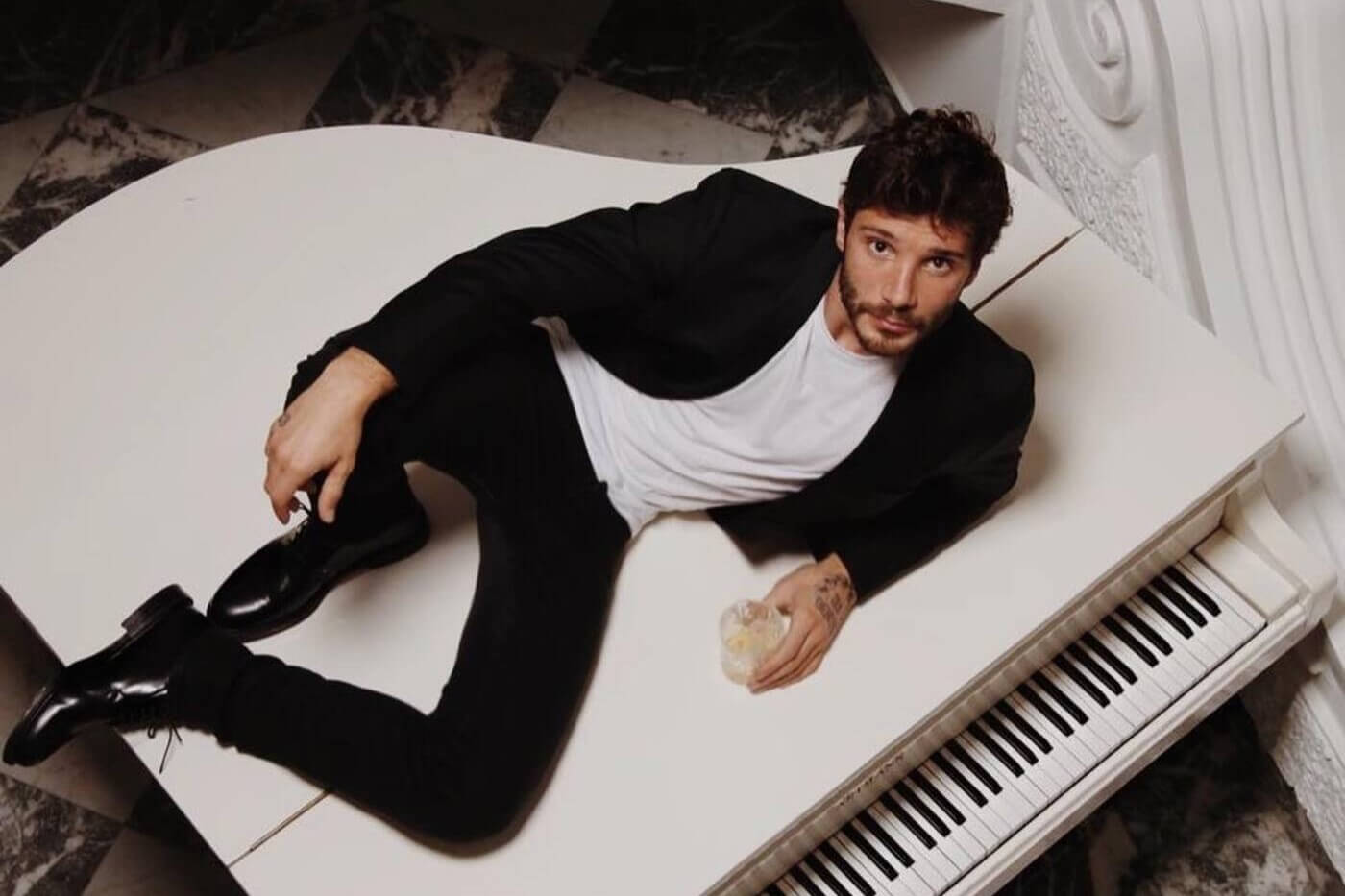 Il video privato di Stefano De Martino finisce sui siti hard, come l’ha scoperto: spunta la pista del “tecnico infedele”
