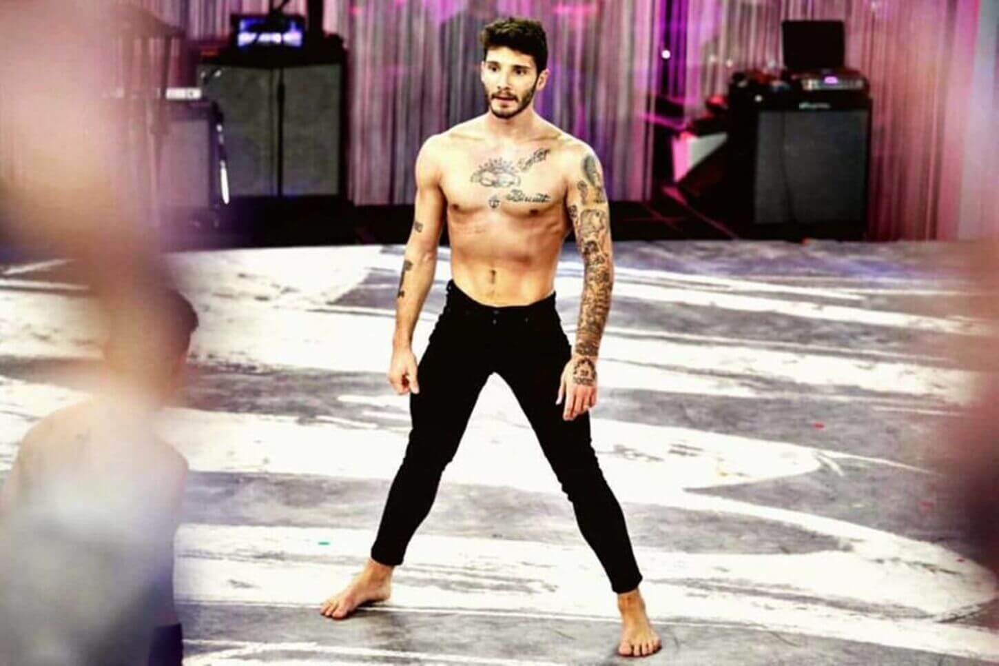 Stefano De Martino, Amici di Maria De Filippi