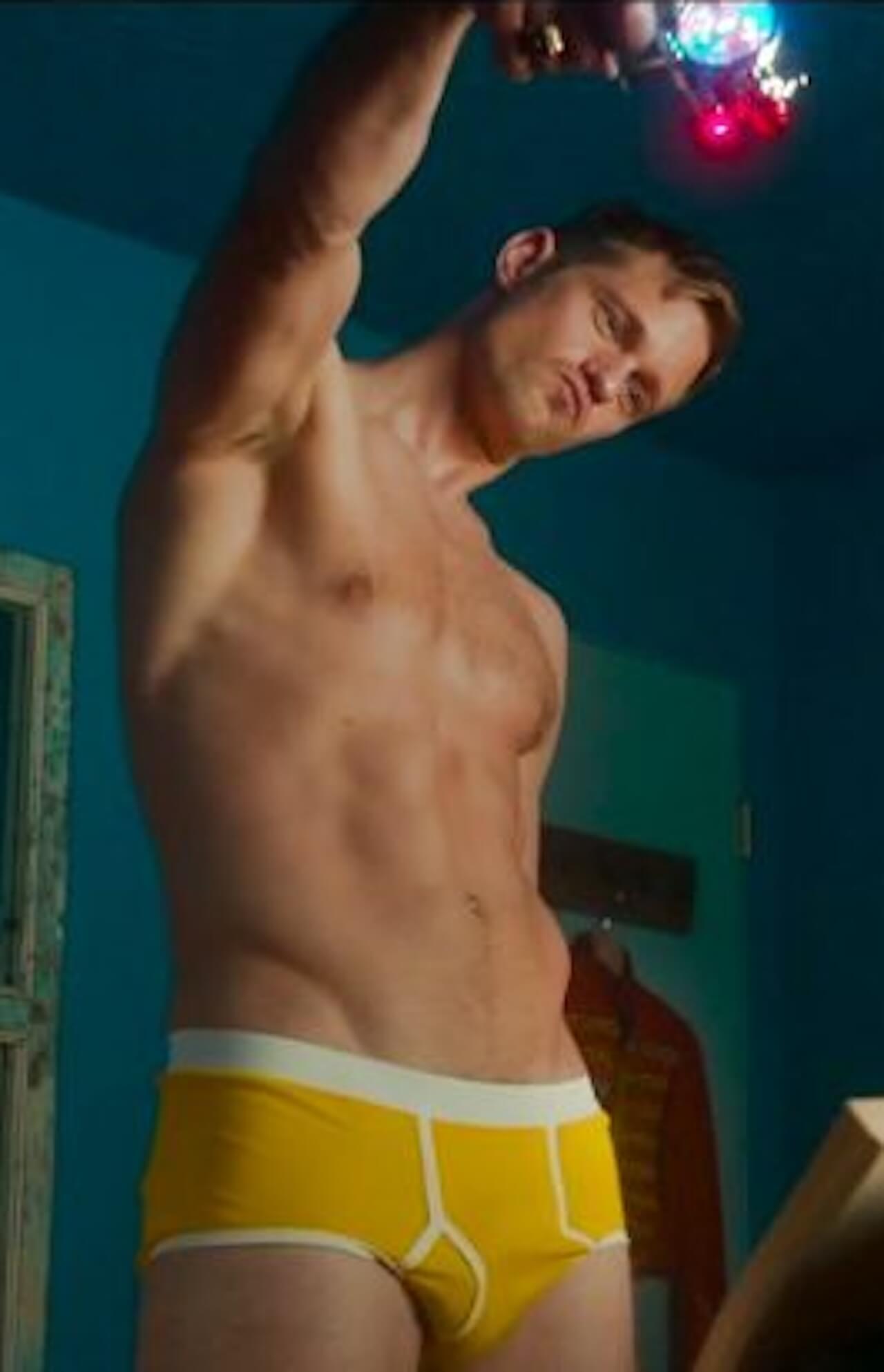 Pillion, Harry Melling e Alexander Skarsgard motociclisti innamorati nel perverso film queer di Harry Lighton - The Stand - Gay.it