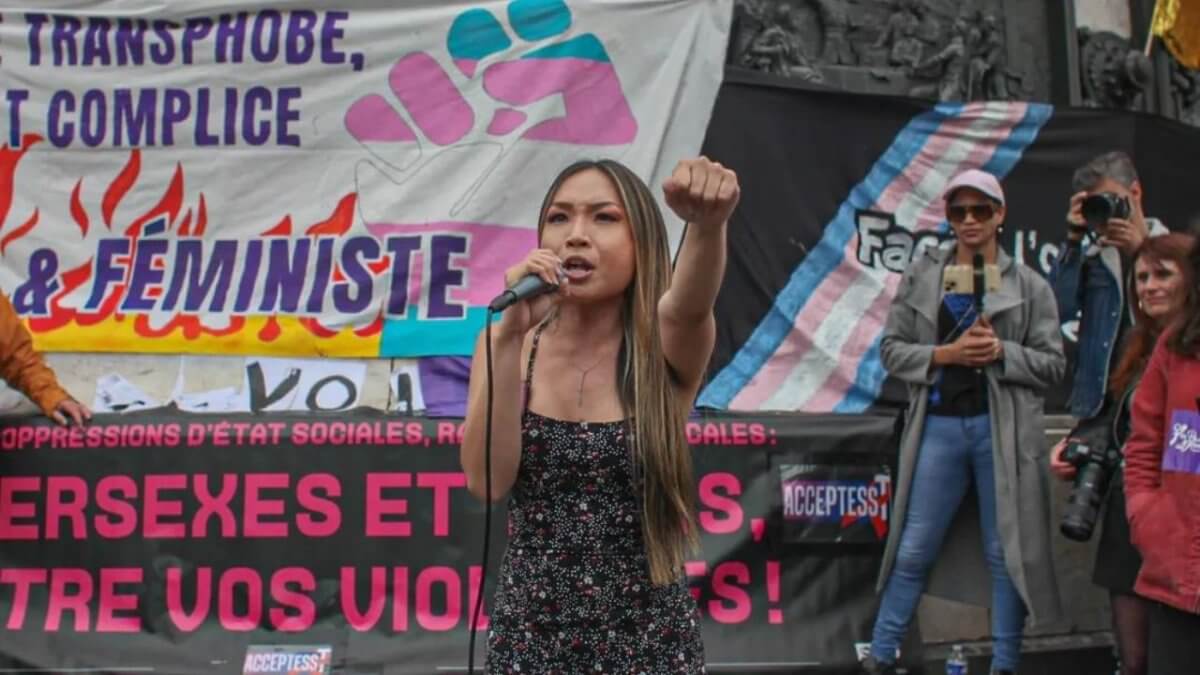Francia, oltre 10.000 persone in piazza contro il disegno di legge che vieterebbe le terapie affermative per l* minori trans