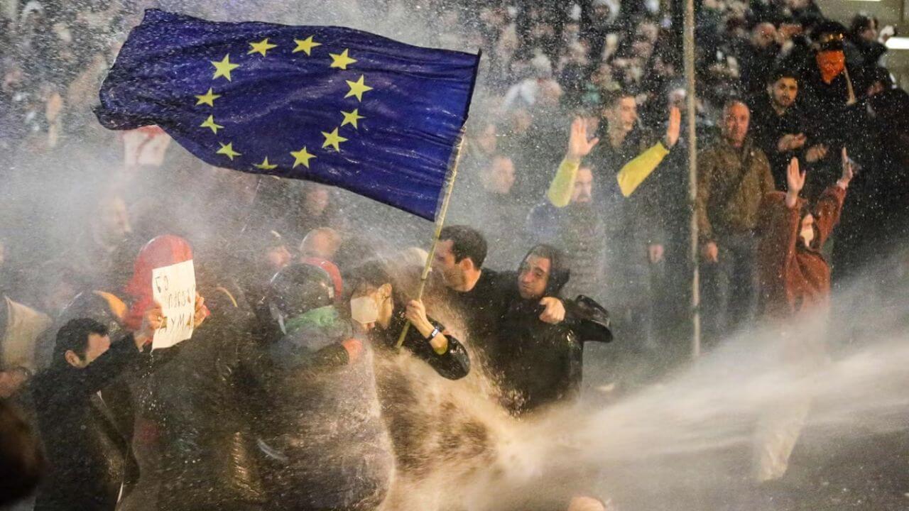 La Georgia come l'Ucraina? I georgiani vogliono l'Unione Europea: cosa sta succedendo - georgia legge agenti stranieri - Gay.it