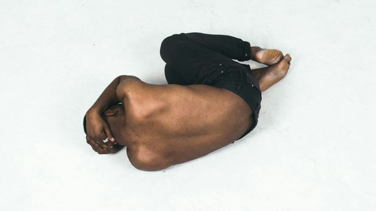 Nigeria, l’orrenda pratica del “kito”: bande omofobe attirano uomini gay sulle app di dating per “punirli” e ricattarli