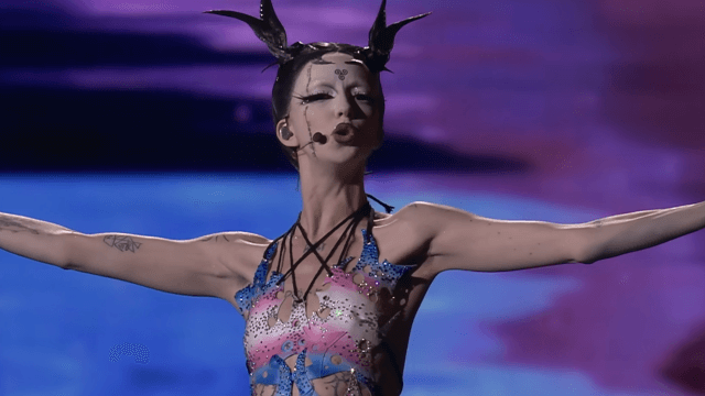 Eurovision 2024, prima semifinale da urlo. Trionfo queer tra Grindr, Orgoglio e senso dello spettacolo (VIDEO) - persona non binaria in rappresentanza dellIrlanda ha vestito i colori della bandiera transgender dopo aver - Gay.it