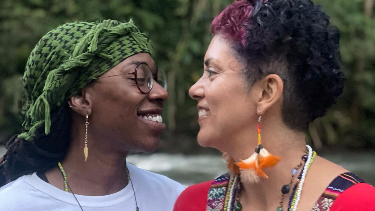 Jhoselyn e Courtney ci accolgono tra ayahuasca, terapie psichedeliche, poliamore e rinascita – intervista