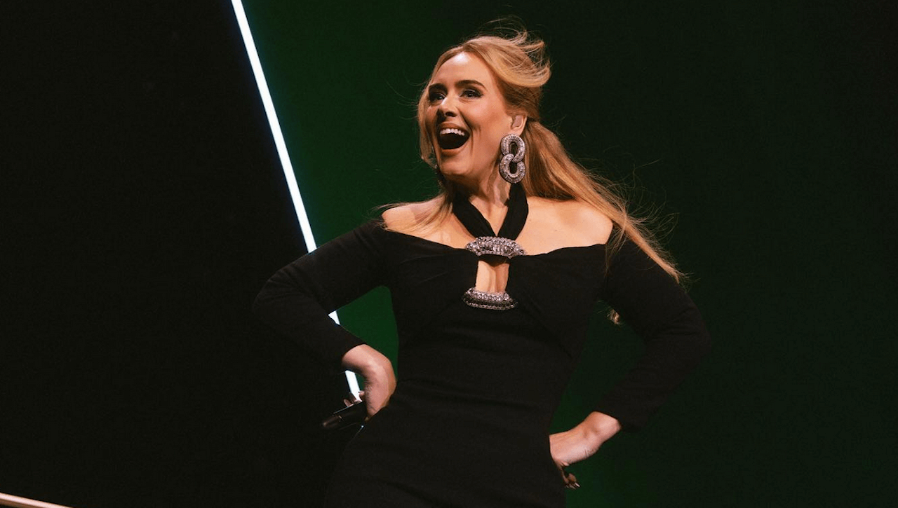 Adele in concerto risponde al fan omofobo: “Sei stupido? Stai zitto!” (VIDEO)