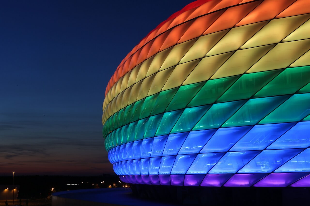 Guida LGBTQ+ 2024 di Monaco: la vibrante vita queer nella città dell’Oktoberfest - Allianz Arena Regenbogen 2 © Munchen Tourismus Sigi Mueller - Gay.it