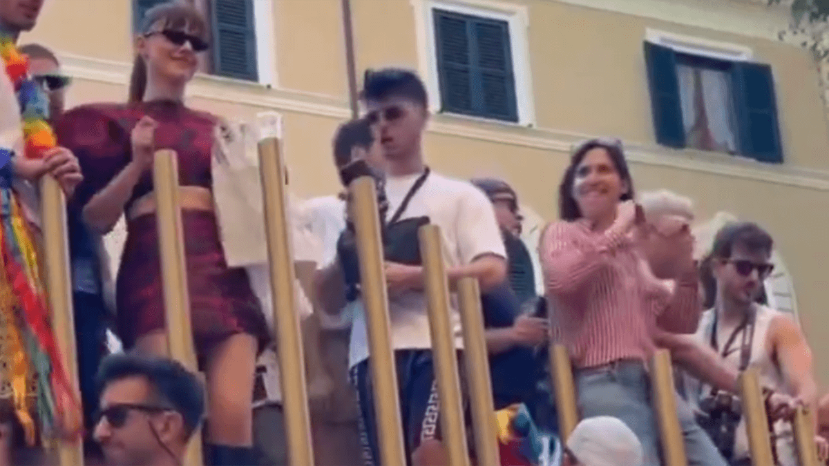 Le ironie dei media su Elly Schlein e Annalisa al Roma Pride