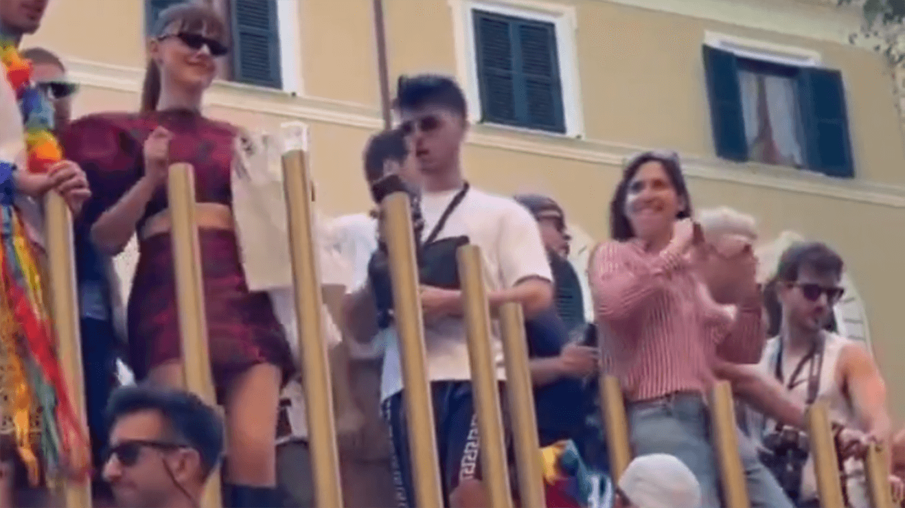Le ironie dei media su Elly Schlein e Annalisa al Roma Pride