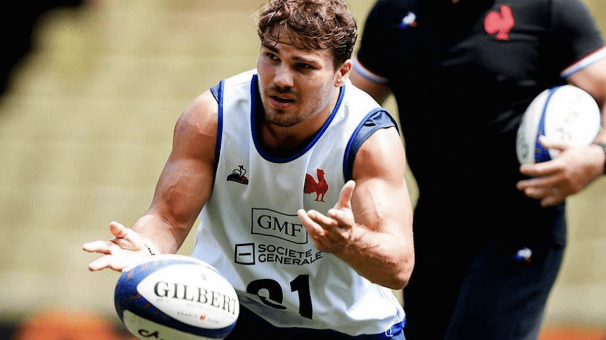 Antoine Dupont, il capitano francese di rugby “pronto ad interrompere una partita” per insulti omofobi