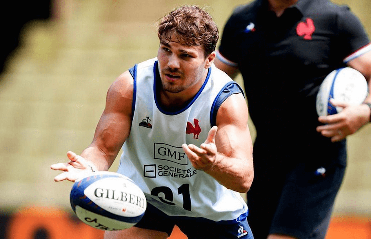 Antoine Dupont, il capitano francese di rugby “pronto ad interrompere una partita” per insulti omofobi