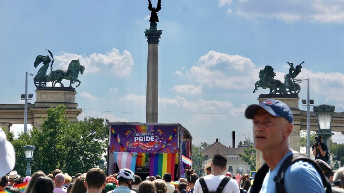 30.000 persone al Budapest Pride per dire basta all’omobitransfobia di Orban. Presente l’ambasciatore USA