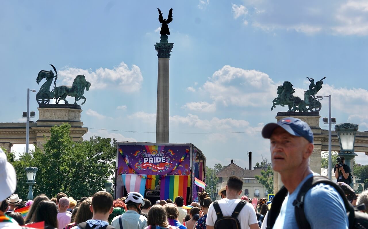 30.000 persone al Budapest Pride per dire basta all’omobitransfobia di Orban. Presente l’ambasciatore USA