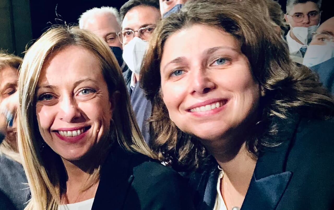 Carolina Varchi (FDI) attacca i Pride e getta la maschera sulla GPA: "È ideologia LGBT, mai legge le loro rivendicazioni" - Carolina Varchi e Giorgia Meloni - Gay.it