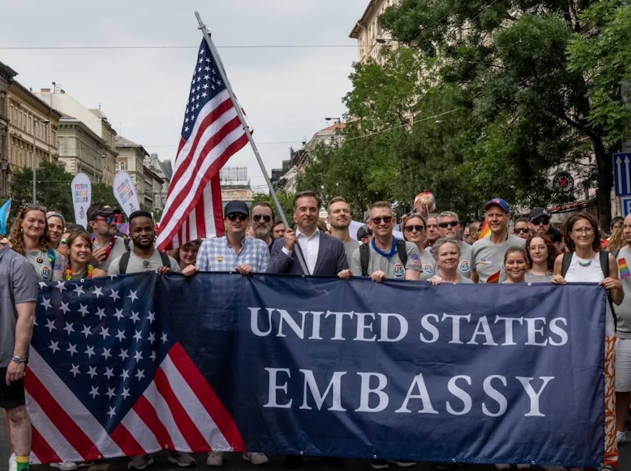 30.000 persone al Budapest Pride per dire basta all'omobitransfobia di Orban. Presente l’ambasciatore USA - David Pressman - Gay.it