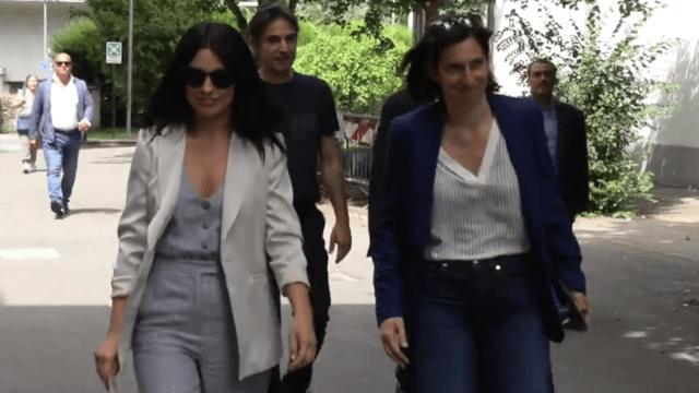 Elly Schlein, Paola Belloni e la rara uscita pubblica, insieme al seggio per votare (VIDEO) - Elly Schlein Paola Belloni - Gay.it