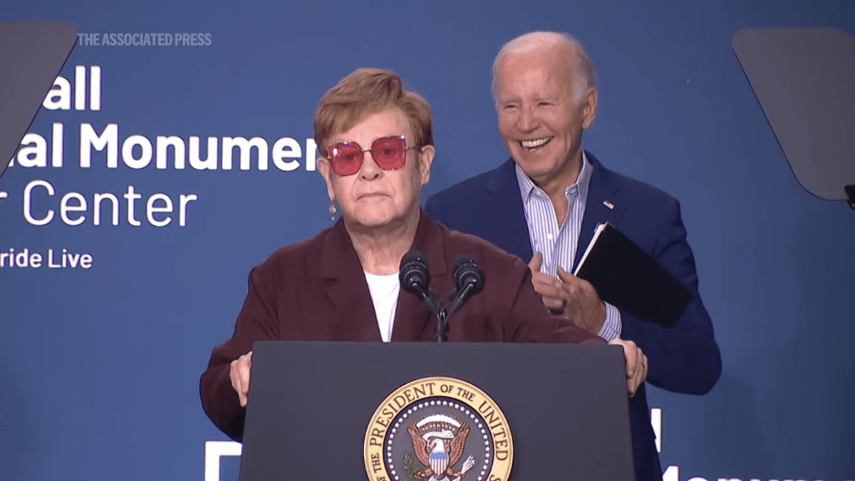 Elton John al fianco di Joe Biden celebra Stonewall e la comunità LGBT: “Dobbiamo combattere, come 55 anni fa” (VIDEO)
