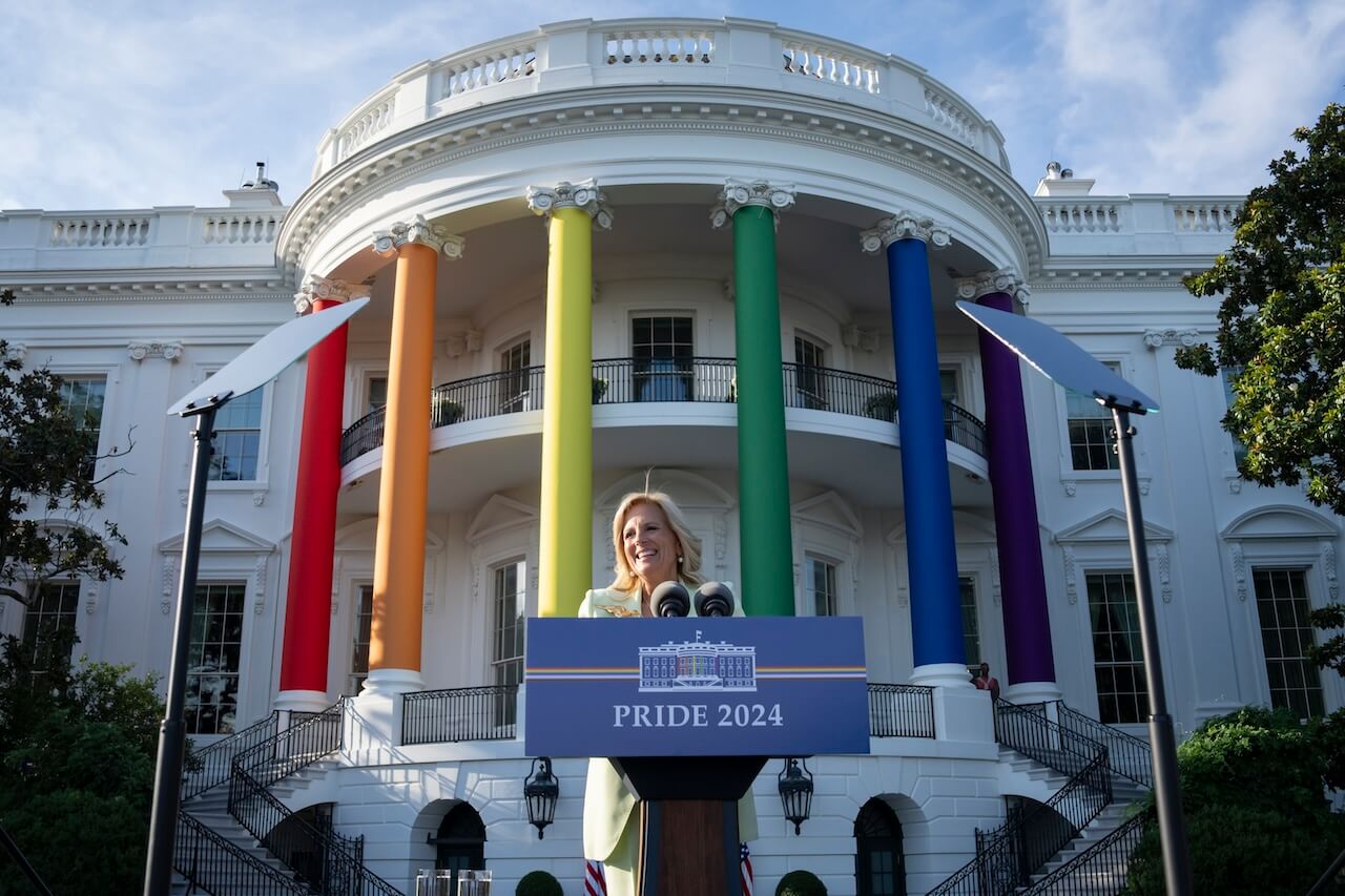 Donald Trump snobba il Pride Month e dichiara giugno "Mese del Titolo IX" - Jill Biden Casa Bianca - Gay.it