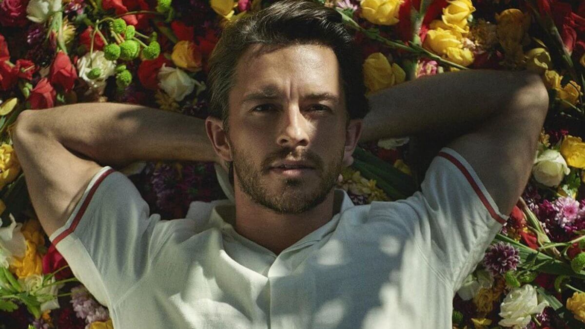 Jonathan Bailey, chi è l’attore gay sulla bocca di tuttə?