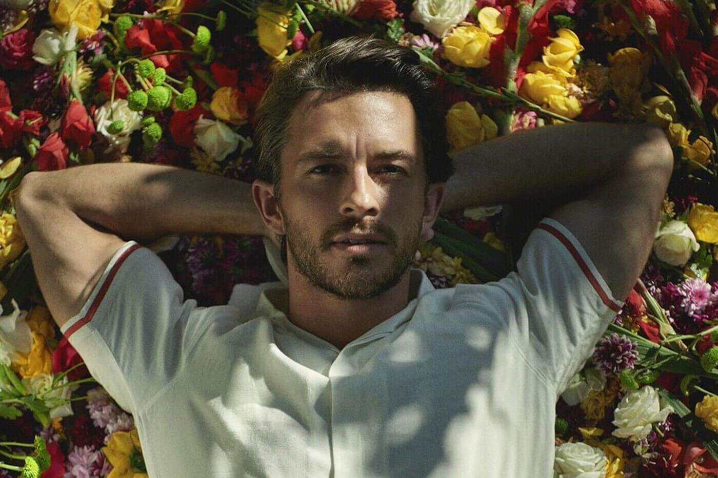 Jonathan Bailey per @orlebarbrown