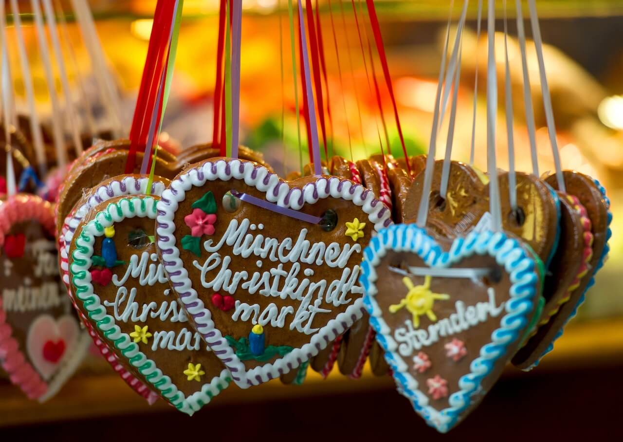 Guida LGBTQ+ 2024 di Monaco: la vibrante vita queer nella città dell’Oktoberfest - Lebkuchenherz Christkindlmarkt Munchen © Munchen Tourismus Lukas Barth - Gay.it