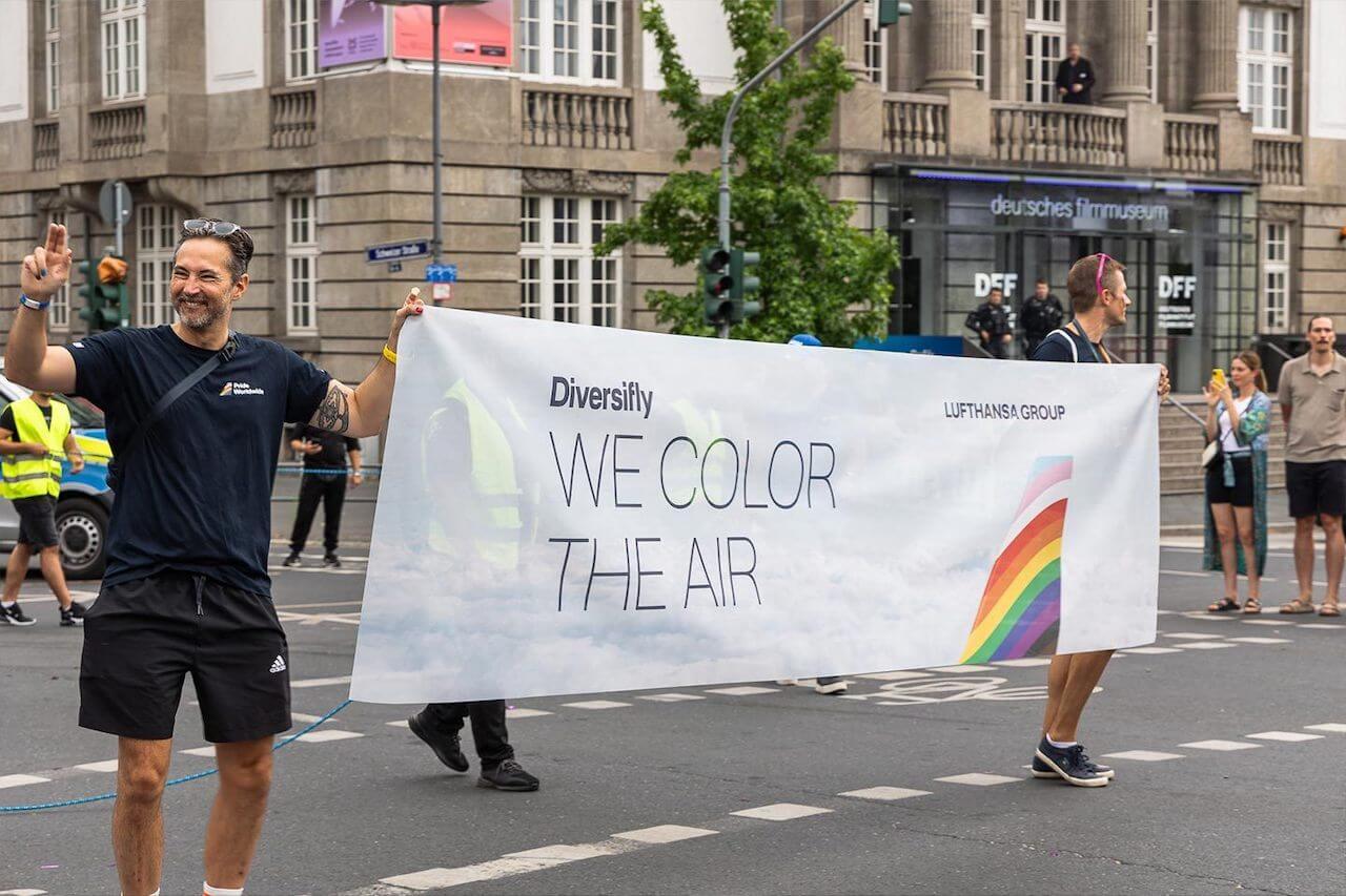 Diversifly ad un Pride con lo striscione "Coloriamo l'aria"