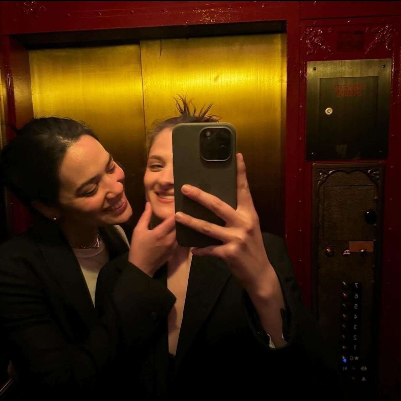 Louisa Jacobson, figlia di Meryl Streep, fa coming out: "Felice di entrare in questa gioiosa nuova era" - Meryl Streep la figlia Louisa Jacobson fa coming out - Gay.it