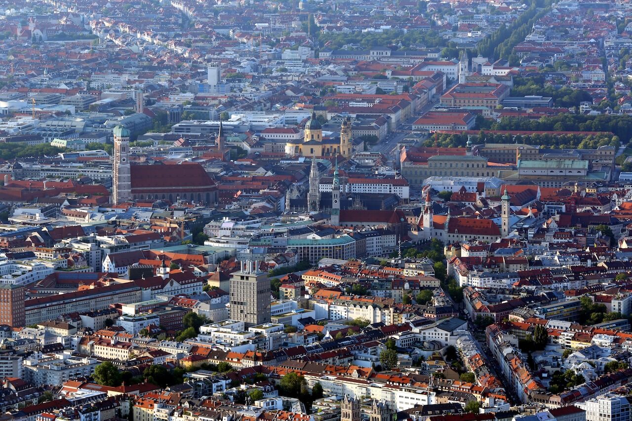 Guida LGBTQ+ 2024 di Monaco: la vibrante vita queer nella città dell’Oktoberfest - Muenchen Innenstadt von oben © Munchen Tourismus Sigi Mueller - Gay.it