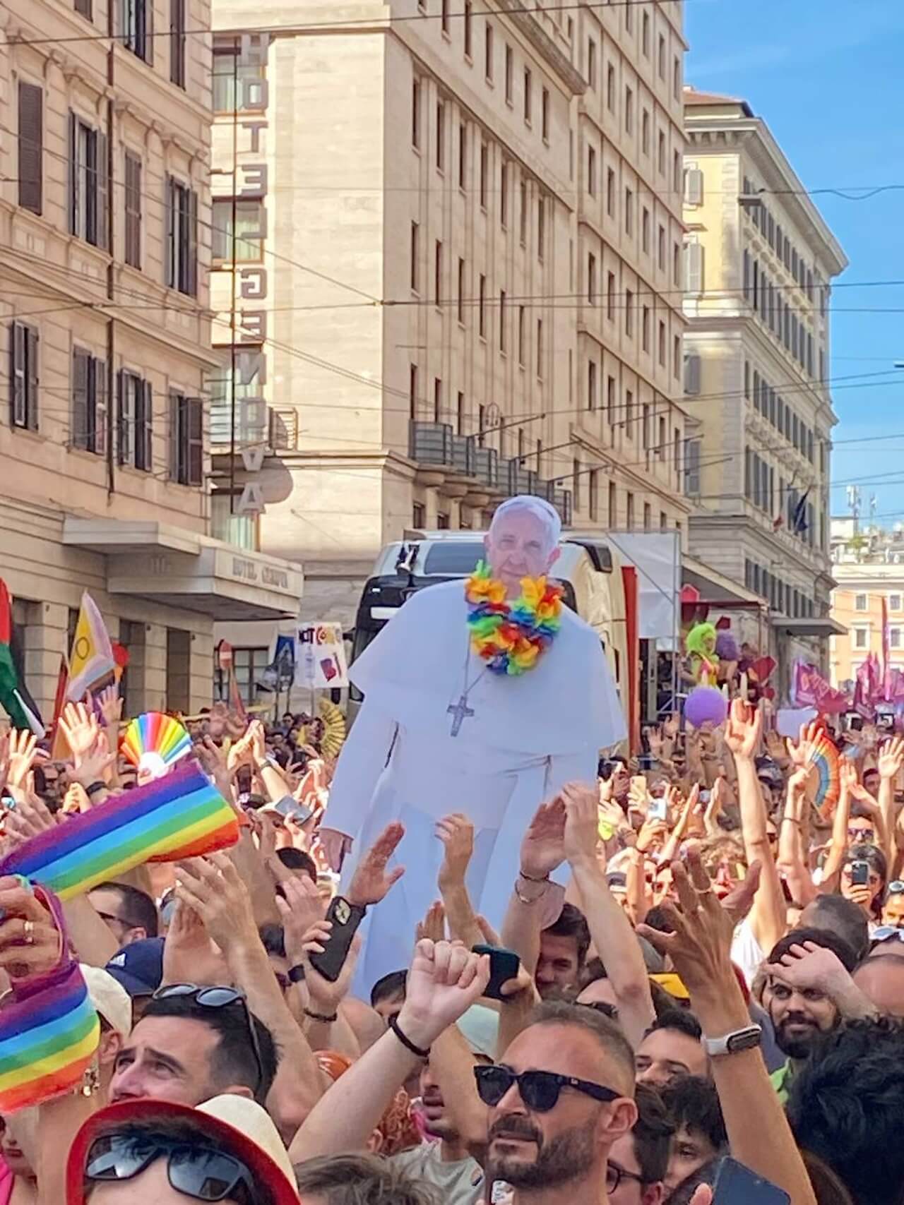 Roma Pride 2024, oltre un milione di persone per una giornata memorabile. Schlein e Gualtieri sul carro riscrivono la Storia - Papa Francesco - Gay.it