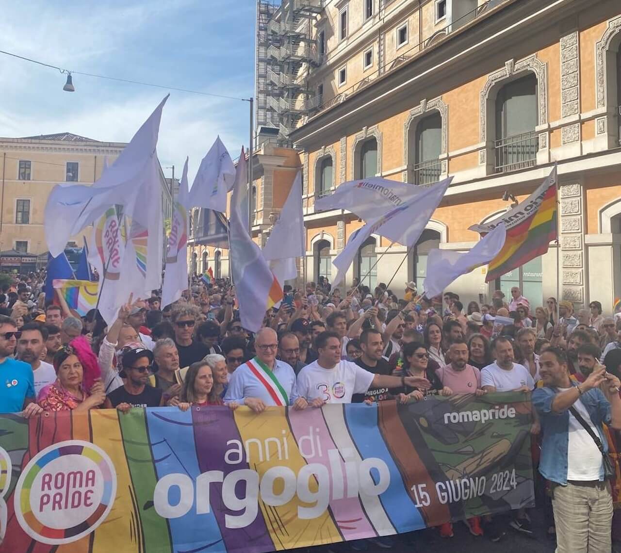 Roma Pride 2024, oltre un milione di persone per una giornata memorabile. Schlein e Gualtieri sul carro riscrivono la Storia - Roma Pride 2024 a - Gay.it