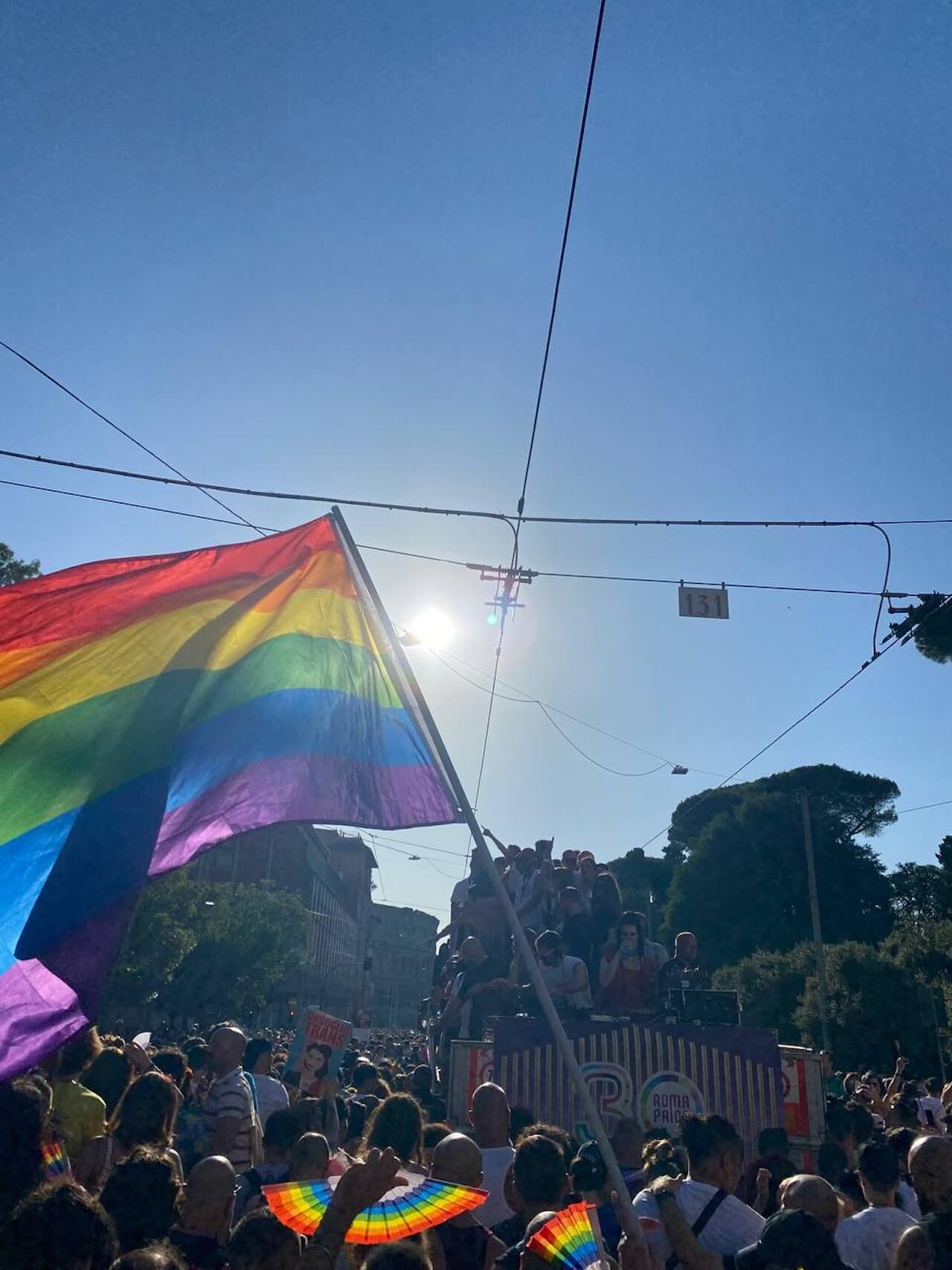 Roma Pride 2024, oltre un milione di persone per una giornata memorabile. Schlein e Gualtieri sul carro riscrivono la Storia - Roma Pride 2024 b - Gay.it