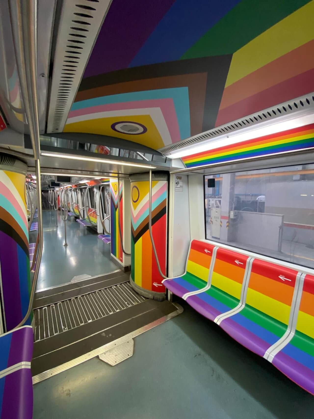 Roma, ecco il primo treno metro arcobaleno con i colori della bandiera Pride Progress (VIDEO) - Roma ecco il primo treno metro rainbow con i colori della Pride Progress VIDEO 1 - Gay.it
