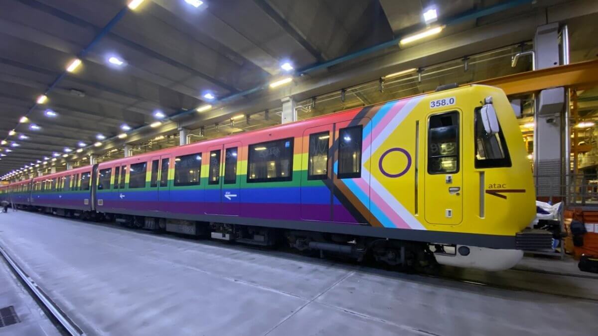 Roma Pride, treno arcobaleno sotto attacco: “È rainbow washing”, ma è davvero così? Abbiamo indagato