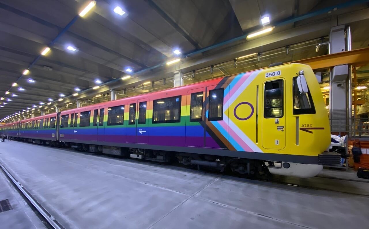 Roma, ecco il primo treno metro arcobaleno con i colori della bandiera Pride Progress (VIDEO) - Roma ecco il primo treno metro rainbow con i colori della Pride Progress VIDEO 2 - Gay.it