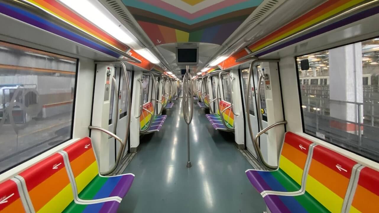 Roma, ecco il primo treno metro arcobaleno con i colori della bandiera Pride Progress (VIDEO)