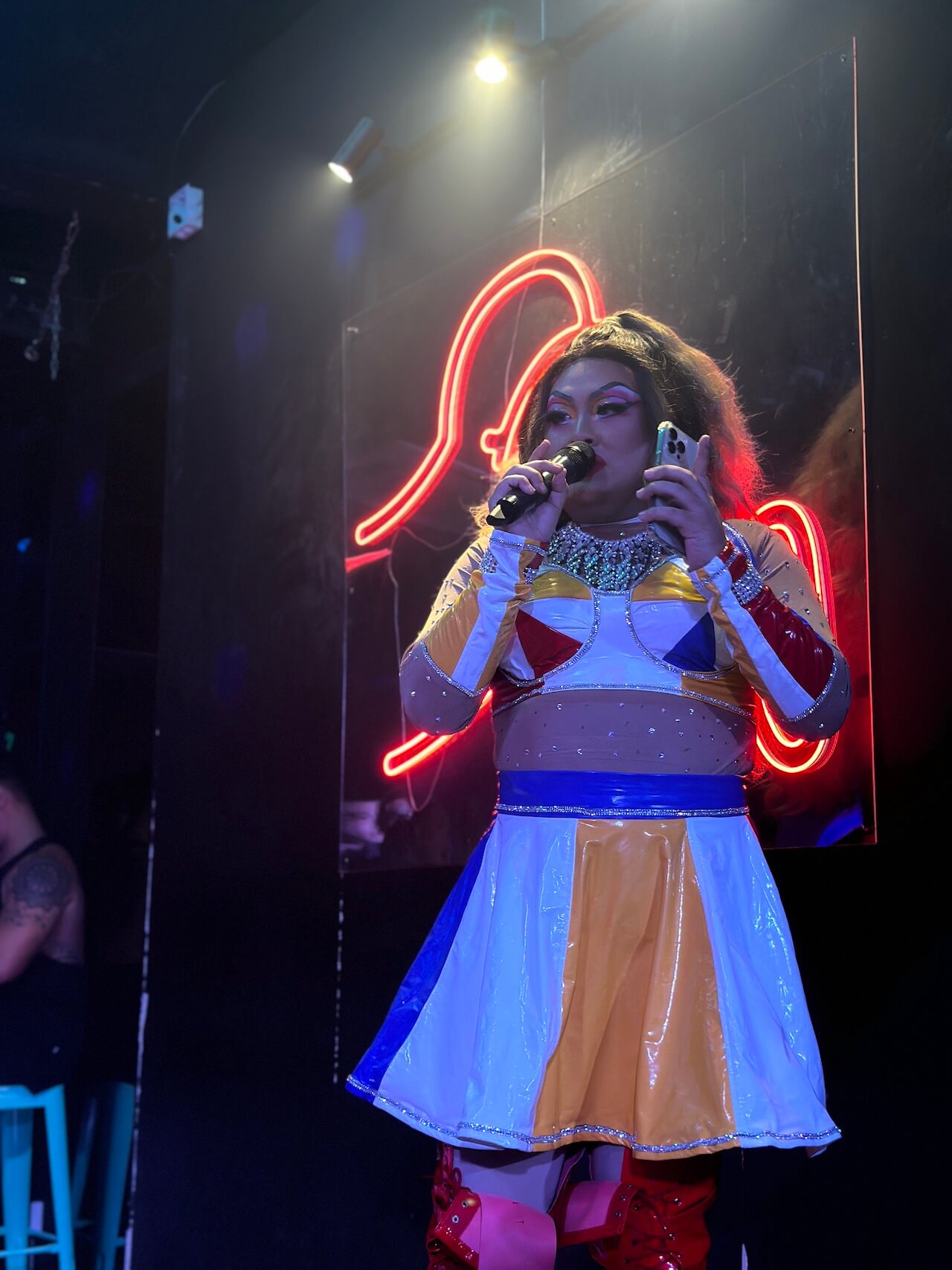 Singapore, la nuova destinazione friendly in Asia, la nostra guida LGBTQIA+ 2024 - Singapore LGBT Guida Drag show al Neil Conversion clinic di Singapore - Gay.it